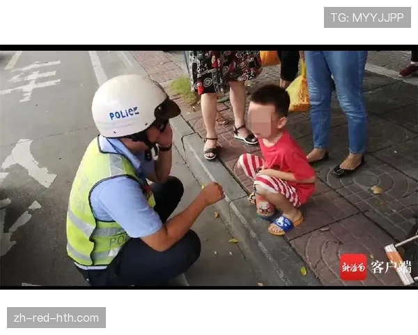 何卓佳训练完直接蹲路边啃馒头，这自律狠人我真看愣了